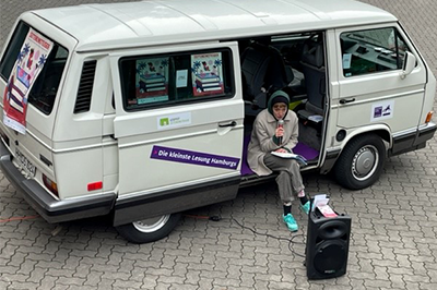"Hamburgs kleinste Lesung" im Bulli der Joachim Herz Stiftung